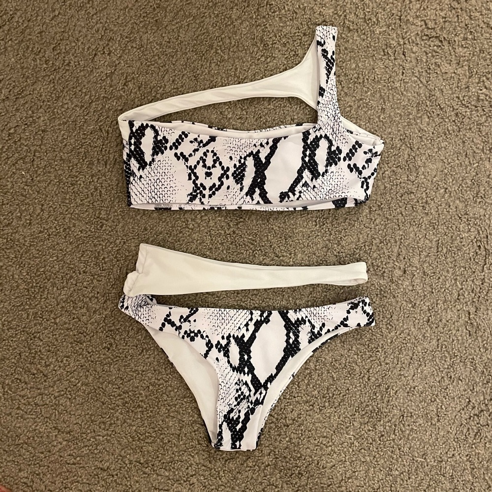 Nwot Bikini Set - image 2